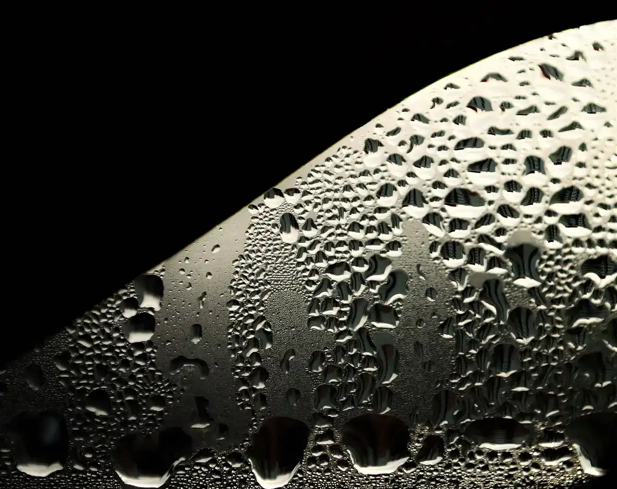 Wassertropfen auf Glas